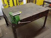 Lot 1017 - ijzeren las werkbank met bankvijs - afbeelding 1 van  4