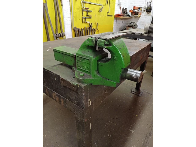 Lot 1017 - ijzeren las werkbank met bankvijs - afbeelding 2 van  4