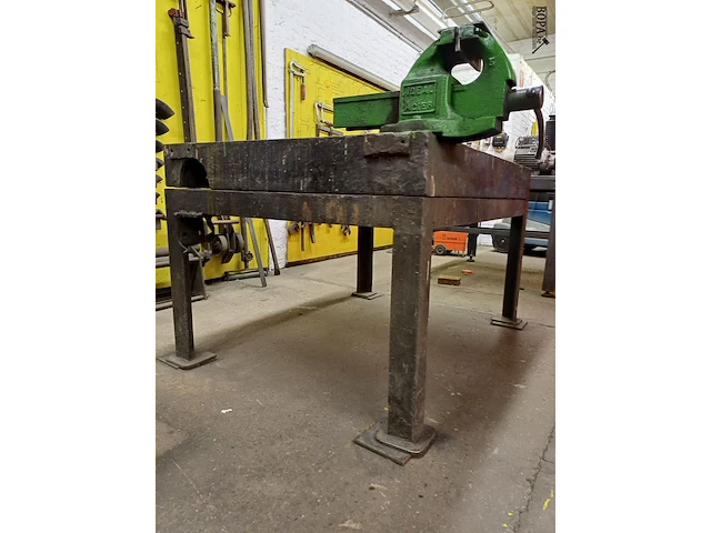 Lot 1017 - ijzeren las werkbank met bankvijs - afbeelding 3 van  4