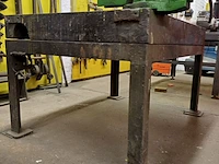 Lot 1017 - ijzeren las werkbank met bankvijs - afbeelding 3 van  4