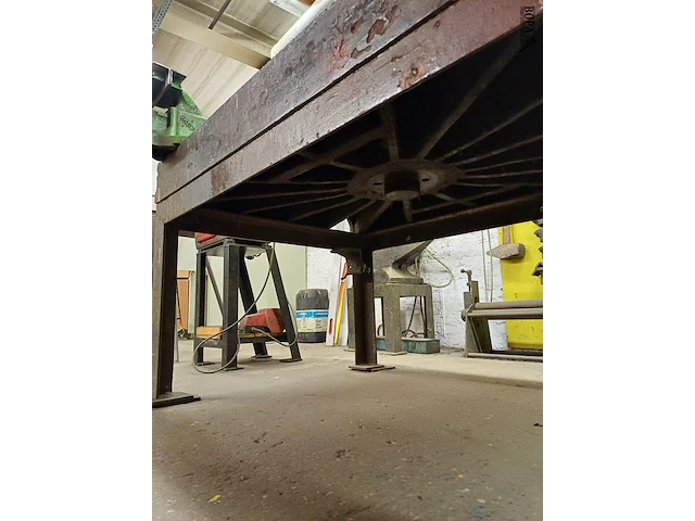 Lot 1017 - ijzeren las werkbank met bankvijs - afbeelding 4 van  4