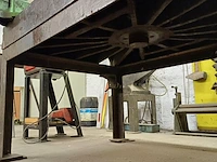Lot 1017 - ijzeren las werkbank met bankvijs - afbeelding 4 van  4