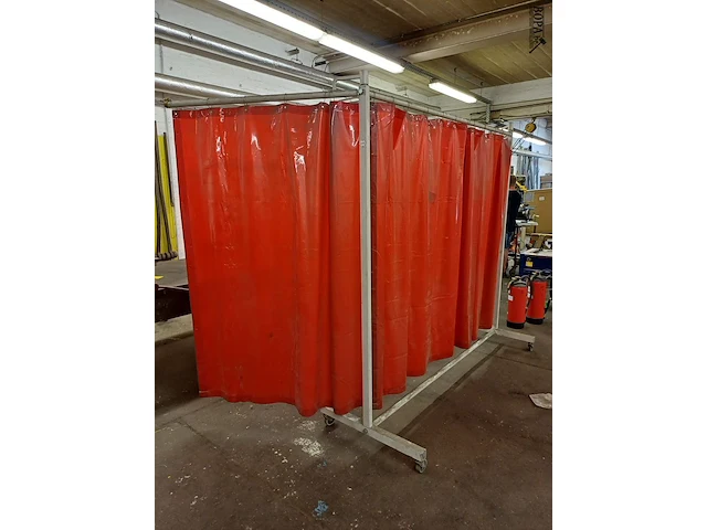 Lot 1019 - kar met las beschermingsgordijn - afbeelding 1 van  3