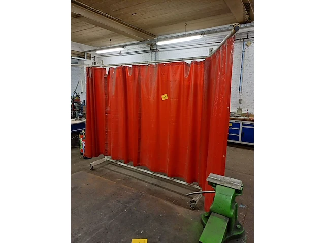Lot 1019 - kar met las beschermingsgordijn - afbeelding 3 van  3