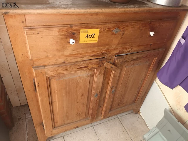 Lot 102 - antieke houten kast - afbeelding 1 van  4