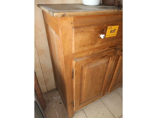Lot 102 - antieke houten kast - afbeelding 2 van  4