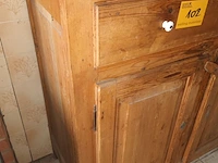 Lot 102 - antieke houten kast - afbeelding 2 van  4