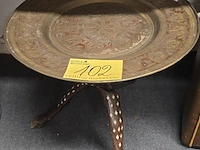 Lot 102 - bijzettafeltje staander met koperen blad - afbeelding 1 van  4