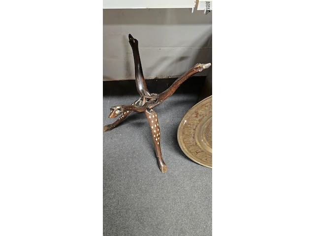 Lot 102 - bijzettafeltje staander met koperen blad - afbeelding 3 van  4
