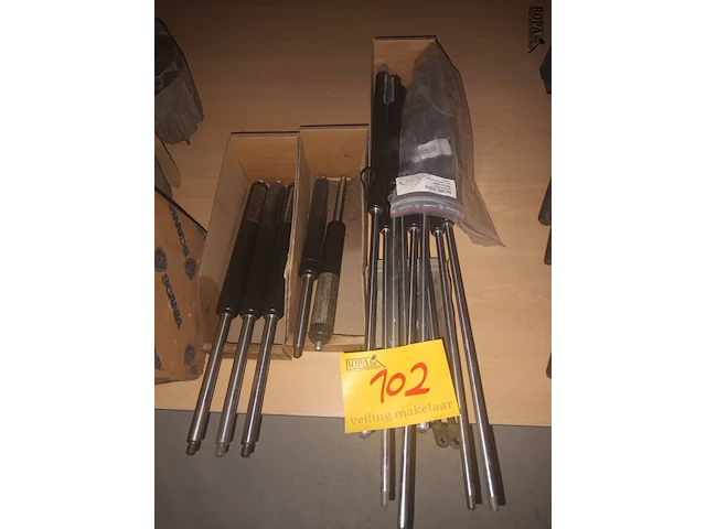 Lot 102 - diverse gasveren - afbeelding 1 van  3