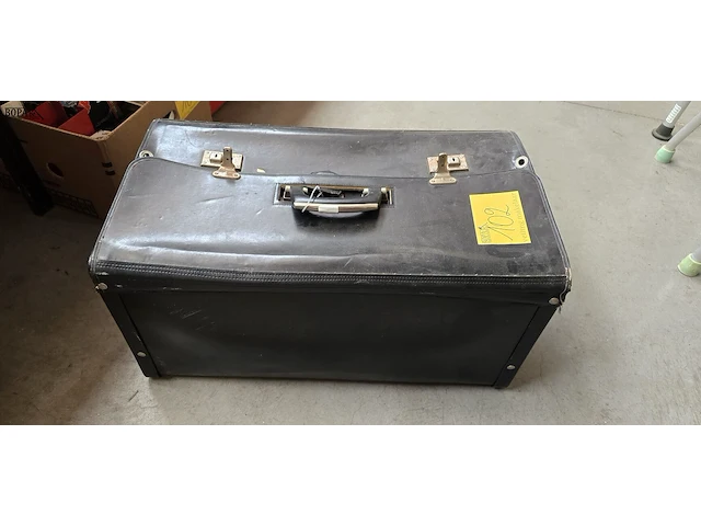 Lot 102 - gote zwarte koffer - afbeelding 1 van  2