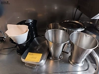 Lot 102 - maatbekers, waterkoker en filters. 9 stuks - afbeelding 1 van  4