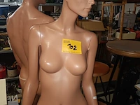 Lot 102 - mannequin pop vrouw - afbeelding 1 van  3