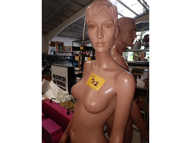 Lot 102 - mannequin pop vrouw - afbeelding 3 van  3