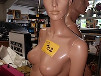 Lot 102 - mannequin pop vrouw - afbeelding 3 van  3