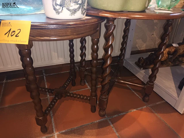 Lot 102 - ronde bijzettafel. 2 stuks - afbeelding 1 van  4