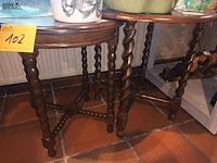 Lot 102 - ronde bijzettafel. 2 stuks - afbeelding 1 van  4