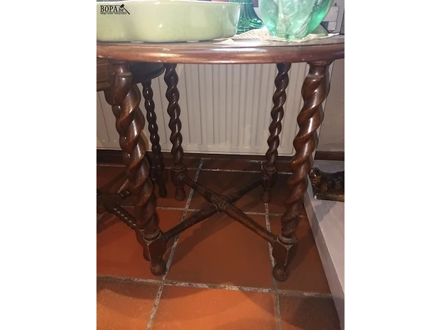 Lot 102 - ronde bijzettafel. 2 stuks - afbeelding 2 van  4