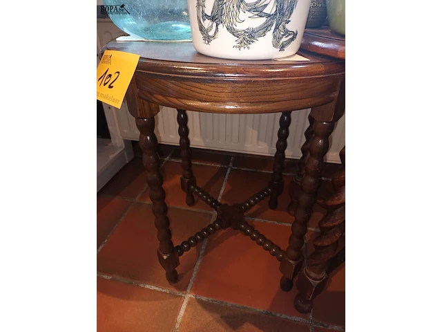 Lot 102 - ronde bijzettafel. 2 stuks - afbeelding 3 van  4
