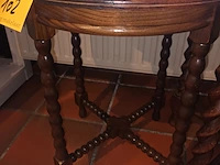 Lot 102 - ronde bijzettafel. 2 stuks - afbeelding 3 van  4