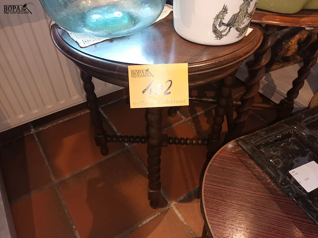Lot 102 - ronde bijzettafel. 2 stuks - afbeelding 4 van  4