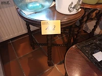 Lot 102 - ronde bijzettafel. 2 stuks - afbeelding 4 van  4
