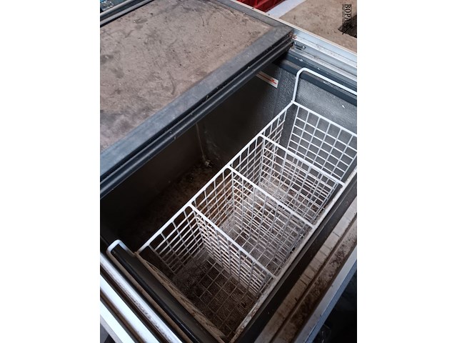 Lot 102 - roomijs diepvrieskist - afbeelding 2 van  2