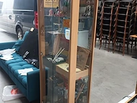 Lot 102 - vitrine kast - afbeelding 1 van  4