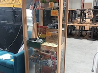 Lot 102 - vitrine kast - afbeelding 2 van  4
