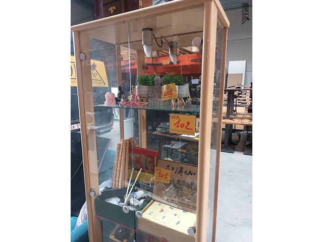 Lot 102 - vitrine kast - afbeelding 4 van  4