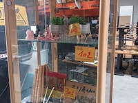 Lot 102 - vitrine kast - afbeelding 4 van  4