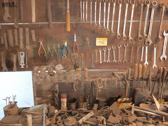 Lot 102 - werkbank en materiaal - afbeelding 1 van  8