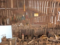 Lot 102 - werkbank en materiaal - afbeelding 1 van  8