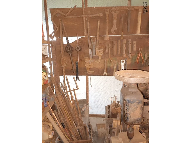Lot 102 - werkbank en materiaal - afbeelding 2 van  8