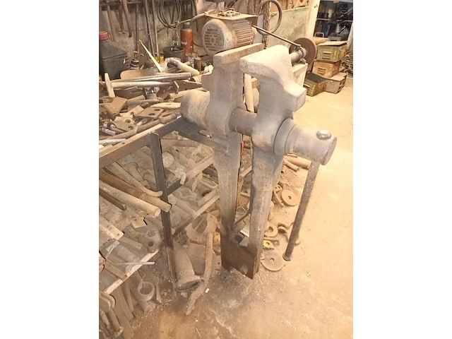 Lot 102 - werkbank en materiaal - afbeelding 4 van  8