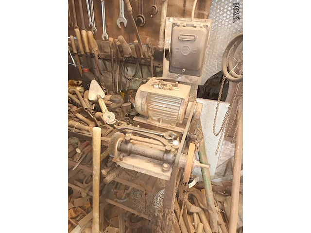 Lot 102 - werkbank en materiaal - afbeelding 6 van  8