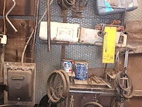 Lot 102 - werkbank en materiaal - afbeelding 7 van  8