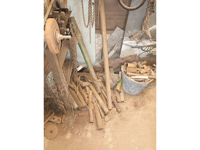 Lot 102 - werkbank en materiaal - afbeelding 8 van  8