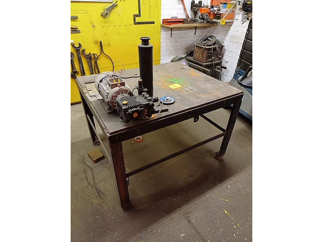 Lot 1020 - werkbank met reinigingspomp - afbeelding 1 van  5