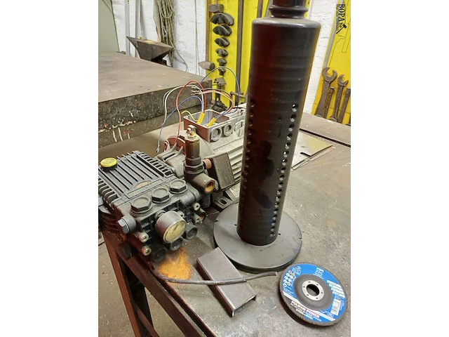 Lot 1020 - werkbank met reinigingspomp - afbeelding 5 van  5