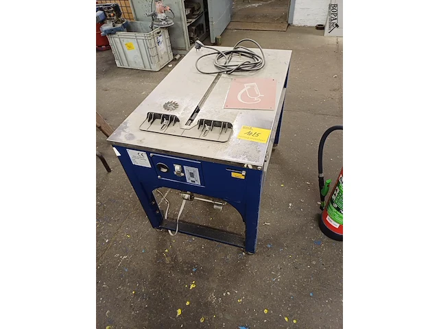 Lot 1025 - semi-automatische omsnoeringsmachine - afbeelding 1 van  6