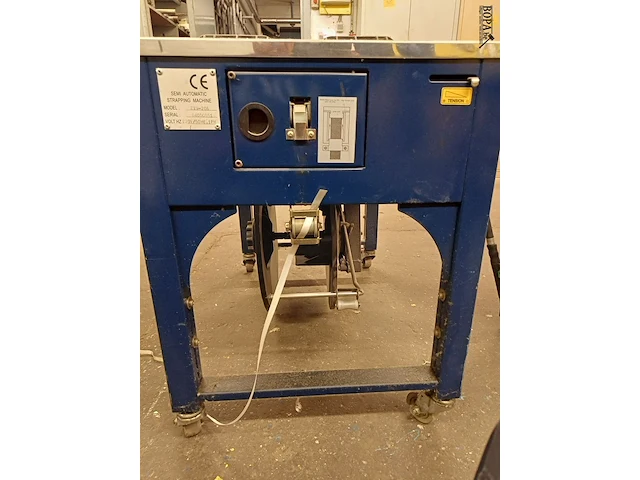 Lot 1025 - semi-automatische omsnoeringsmachine - afbeelding 3 van  6