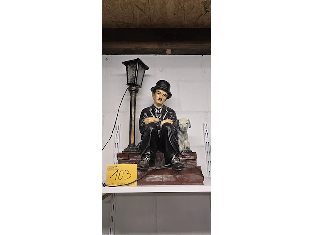 Lot 103 - charlie chaplin zittend met hond bij lantaarn - afbeelding 1 van  3
