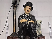Lot 103 - charlie chaplin zittend met hond bij lantaarn - afbeelding 1 van  3