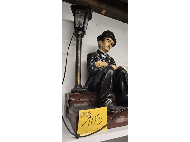 Lot 103 - charlie chaplin zittend met hond bij lantaarn - afbeelding 2 van  3