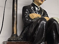 Lot 103 - charlie chaplin zittend met hond bij lantaarn - afbeelding 2 van  3