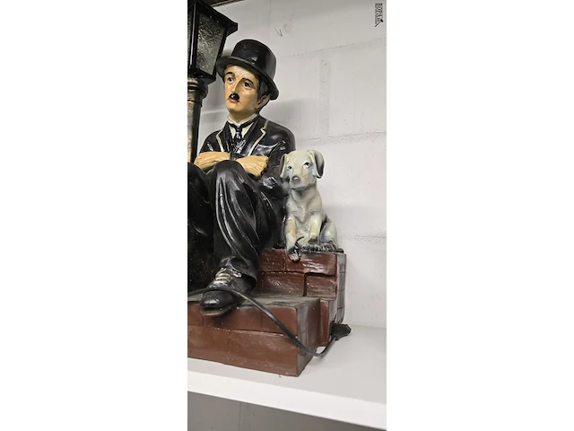 Lot 103 - charlie chaplin zittend met hond bij lantaarn - afbeelding 3 van  3