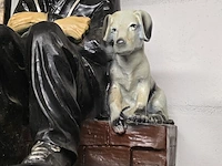 Lot 103 - charlie chaplin zittend met hond bij lantaarn - afbeelding 3 van  3