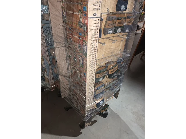 Lot 103 - display molen met inhoud - afbeelding 2 van  6