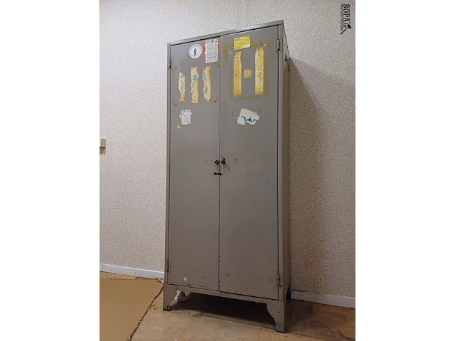 Lot 103 - metalen kast - afbeelding 1 van  4